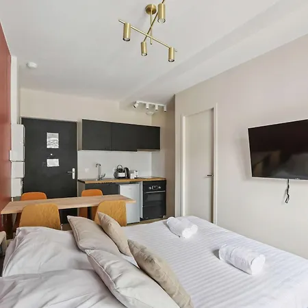 Stylish With Cozy Bedroom & Sofa Bed Apartamento